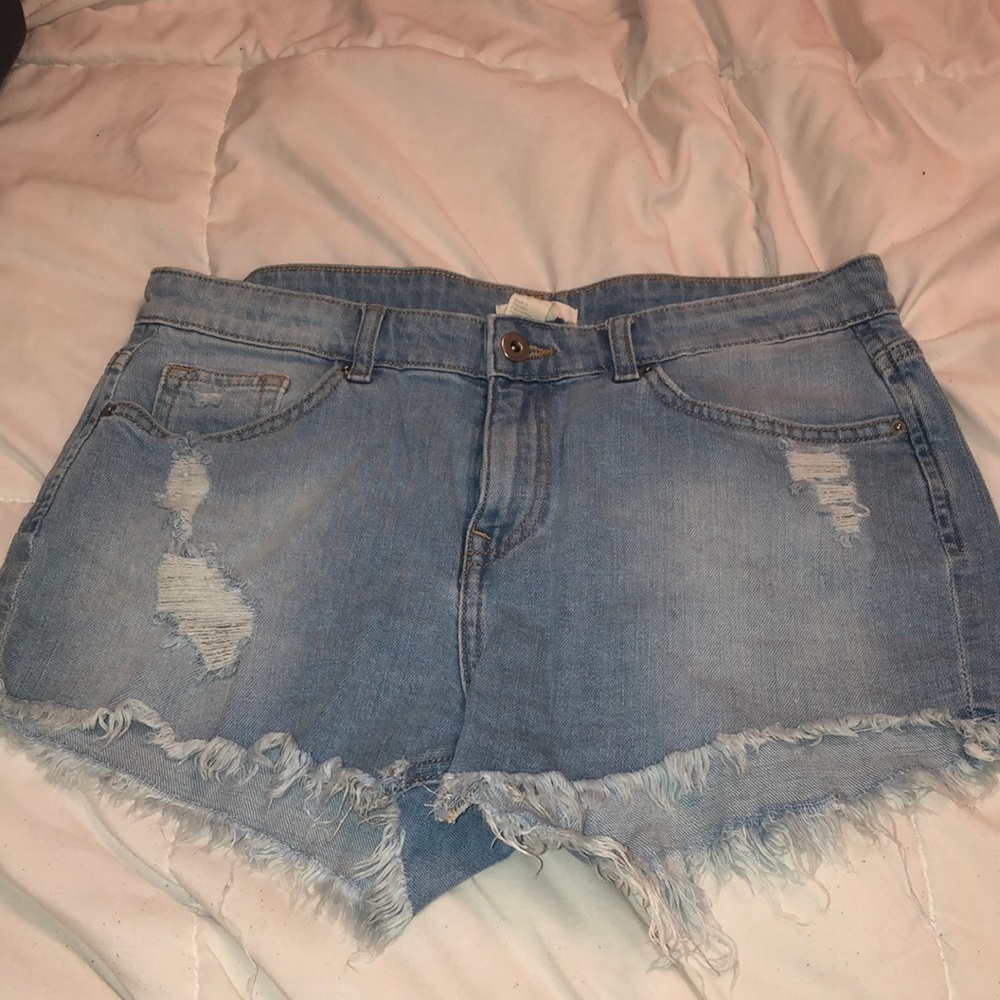 DISTRESSED DENIM SHORTS